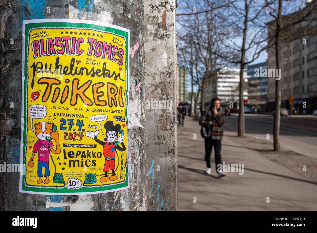 Blick auf die Straße von Helsinginkatu mit Punk Rock Konzert-Poster an einer Straßenlaterne im Bezirk Harju in Helsinki, Finnland Stockfoto