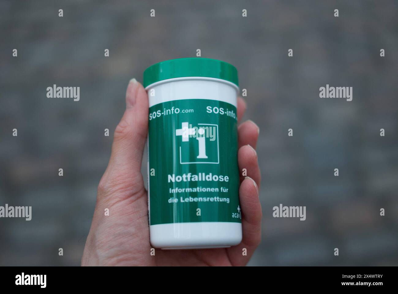 Active City Festival Flensburg Active City Festival Flensburg. Hier: Eine Notfalldose. Retter sehen den Notfalldose -Aufkleber an der Tür und im Kühlschrank. Sie finden sofort wichtige Informationen, die helfen können. In Stresssituationen oder bei Bewusstlosigkeit können wichtige Details vergessen werden. Die Dosis bietet schnelle Hilfe. Aufnahme vom 05.05.2024, Flensburg, *** Active City Festival Flensburg Active City Festival Flensburg hier sehen Rettungskräfte den Notfallkastenaufkleber an der Tür und im Kühlschrank finden sie sofort wichtige Informationen, die bei Stress helfen können Stockfoto