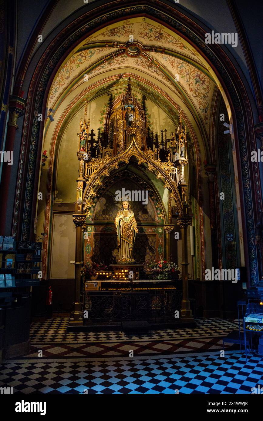 Seitenkapelle der Kirche de Krijiberg Franziskus Xavier in Amsterdam, Niederlande. Stockfoto