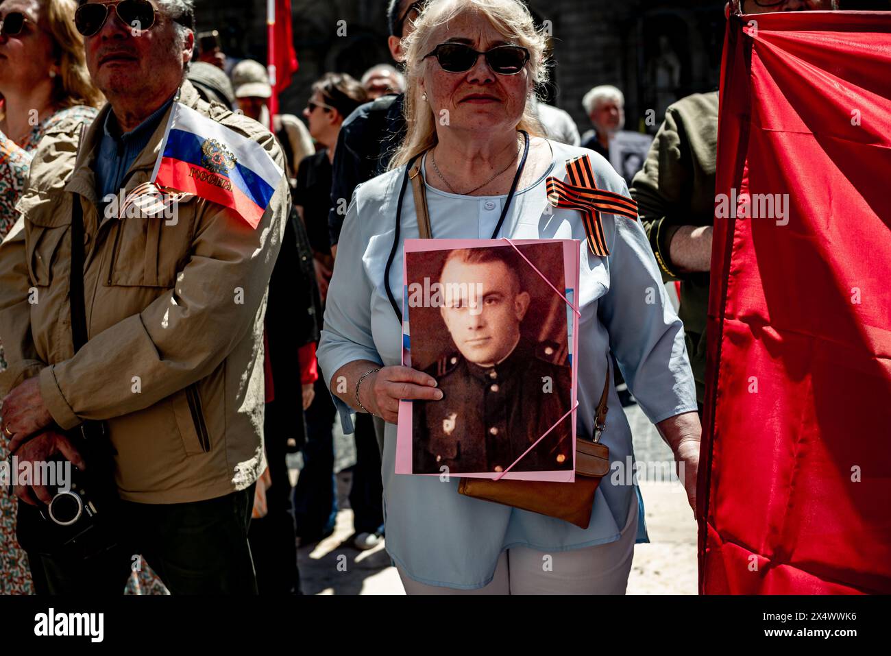 Barcelona, Spanien. 5. Mai 2024, Barcelona, Spanien Mitglieder der russischen Gemeinschaft, Nostalgiker der Sowjetzeit und Kommunisten versammelten sich auf der Plaza Sant Jaume in Barcelona, um den 79. Jahrestag des sowjetischen Sieges der Roten Armee über Nazi-Deutschland und der anschließenden Befreiung Europas während des Zweiten Weltkriegs (1945) zu gedenken. Der marsch ist bekannt als das Unsterbliche Regiment und die Teilnehmer tragen Fotos ihrer Familienmitglieder, die im Zweiten Weltkrieg kämpften. Quelle: Jordi Boixareu/Alamy Life News Stockfoto