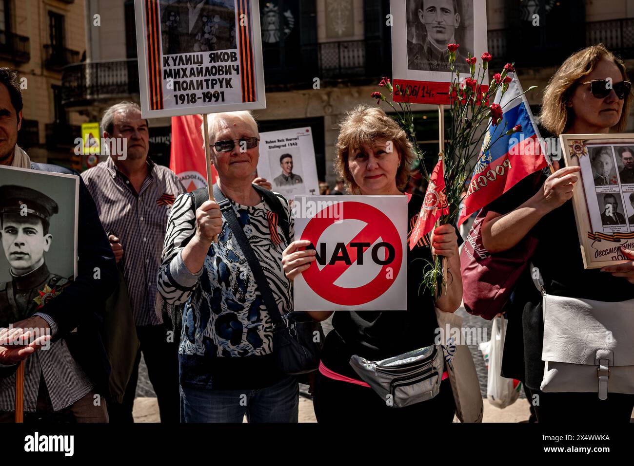 Barcelona, Spanien. 5. Mai 2024, Barcelona, Spanien Mitglieder der russischen Gemeinschaft, Nostalgiker der Sowjetzeit und Kommunisten versammelten sich auf der Plaza Sant Jaume in Barcelona, um den 79. Jahrestag des sowjetischen Sieges der Roten Armee über Nazi-Deutschland und der anschließenden Befreiung Europas während des Zweiten Weltkriegs (1945) zu gedenken. Der marsch ist bekannt als das Unsterbliche Regiment und die Teilnehmer tragen Fotos ihrer Familienmitglieder, die im Zweiten Weltkrieg kämpften. Quelle: Jordi Boixareu/Alamy Life News Stockfoto