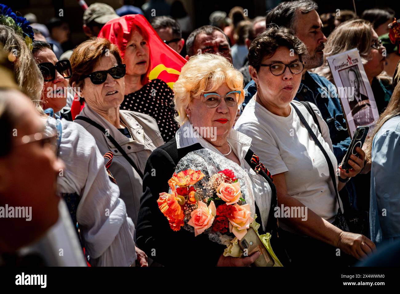 Barcelona, Spanien. 5. Mai 2024, Barcelona, Spanien Mitglieder der russischen Gemeinschaft, Nostalgiker der Sowjetzeit und Kommunisten versammelten sich auf der Plaza Sant Jaume in Barcelona, um den 79. Jahrestag des sowjetischen Sieges der Roten Armee über Nazi-Deutschland und der anschließenden Befreiung Europas während des Zweiten Weltkriegs (1945) zu gedenken. Der marsch ist bekannt als das Unsterbliche Regiment und die Teilnehmer tragen Fotos ihrer Familienmitglieder, die im Zweiten Weltkrieg kämpften. Quelle: Jordi Boixareu/Alamy Life News Stockfoto