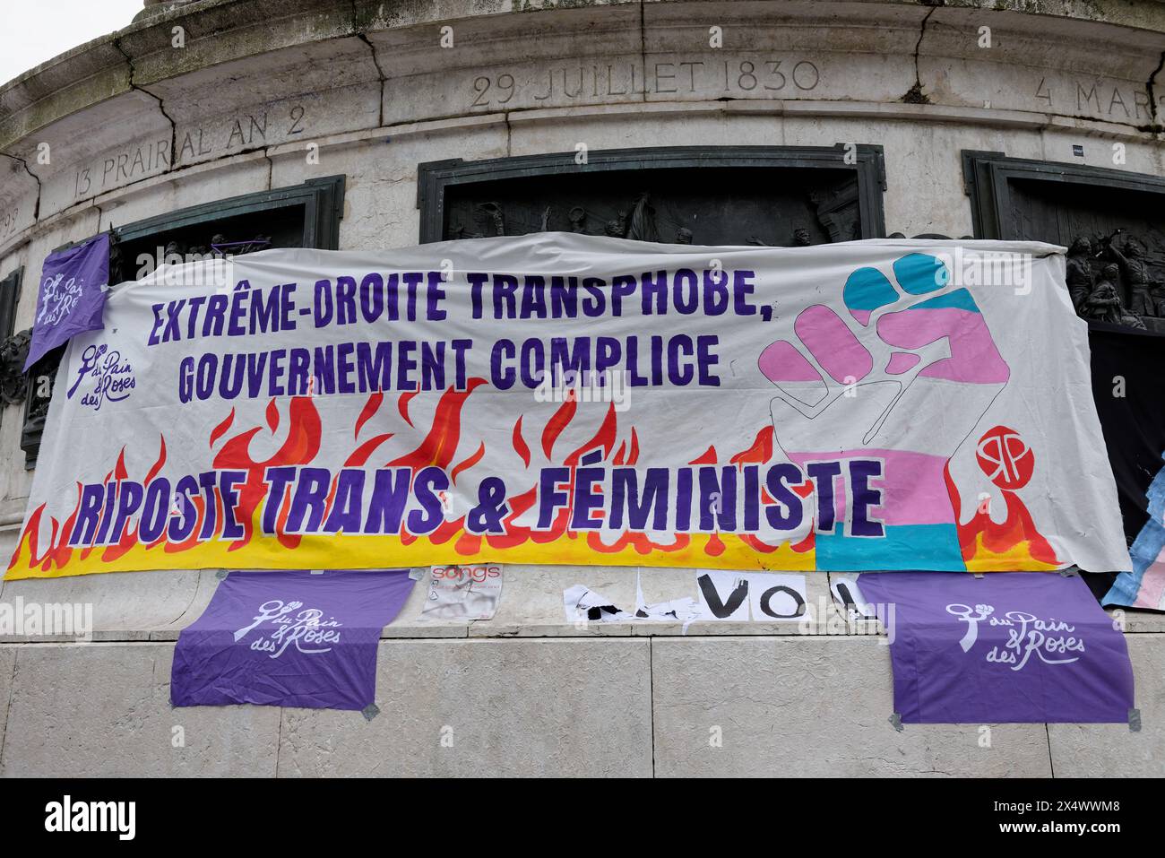 Beaucoup de Monde contre la transphobie et le projet de loi des républicains sont venus Protester dans la bonne humeur Place de la république à Paris Stockfoto