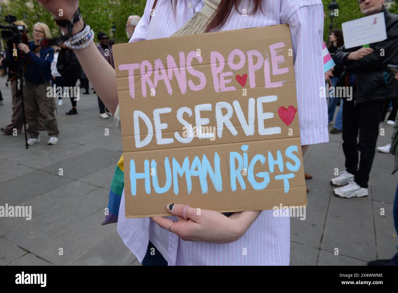 Beaucoup de Monde contre la transphobie et le projet de loi des républicains sont venus Protester dans la bonne humeur Place de la république à Paris Stockfoto
