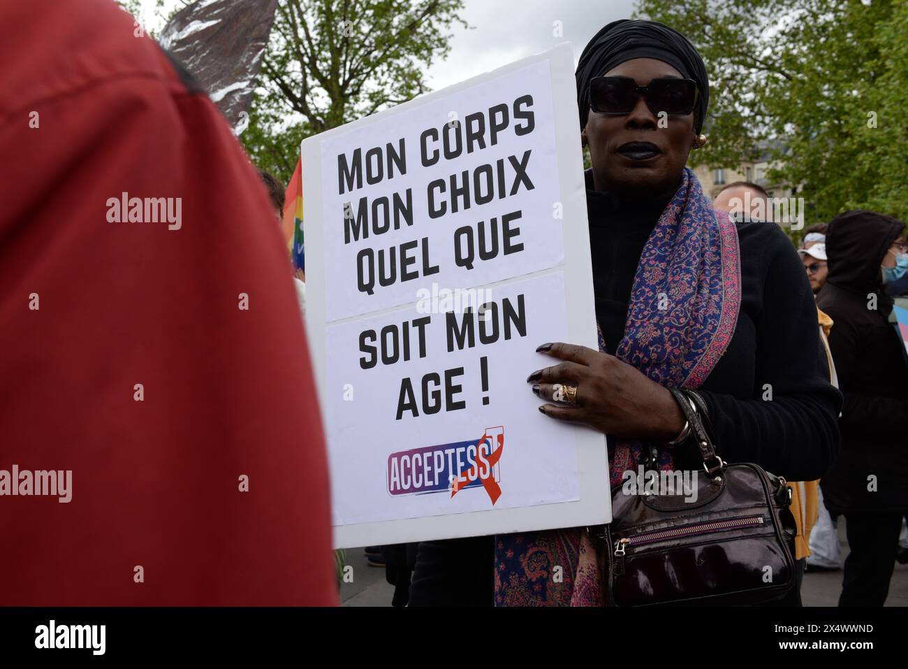 Beaucoup de Monde contre la transphobie et le projet de loi des républicains sont venus Protester dans la bonne humeur Place de la république à Paris Stockfoto