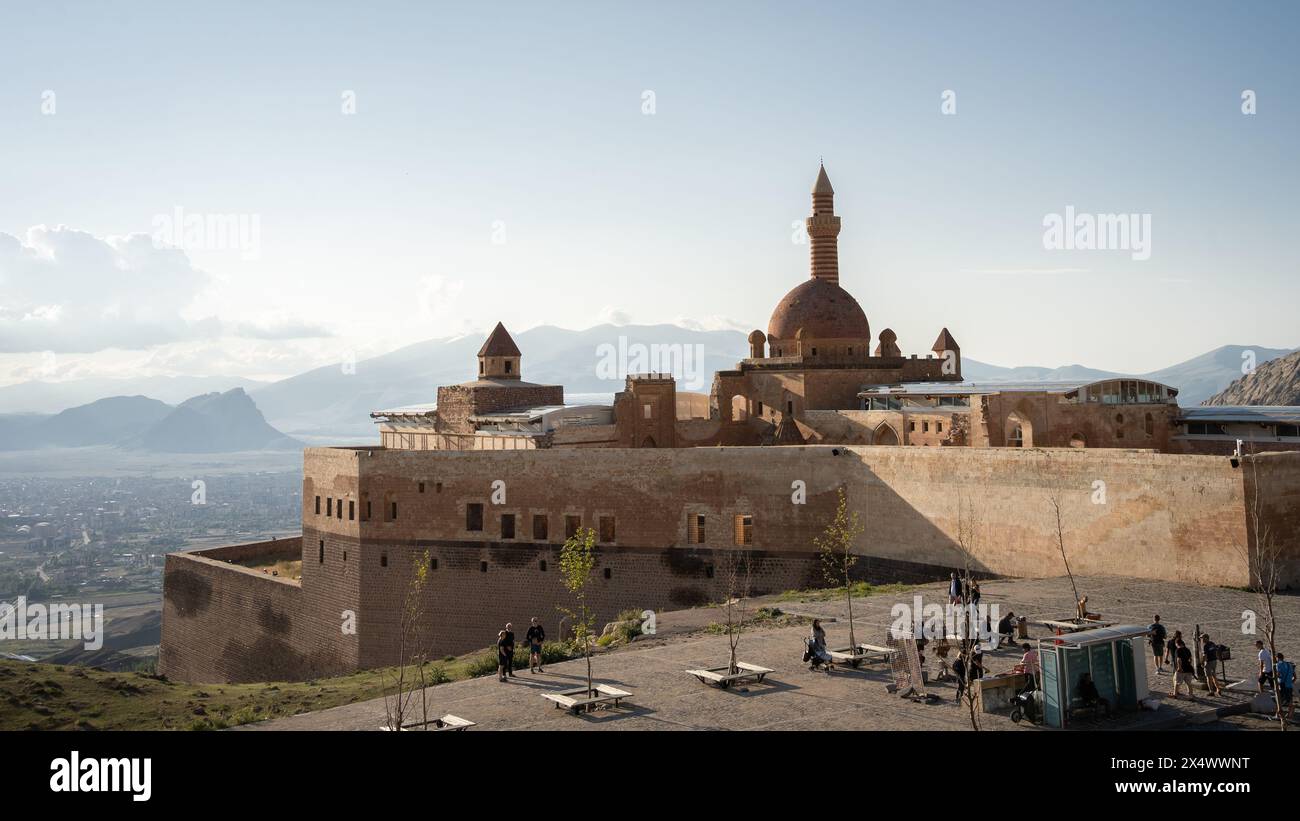 Historischer arabischer Palast mit Minaretten mit Blick auf die Stadt im Tal darunter, Osttürkei. Stockfoto