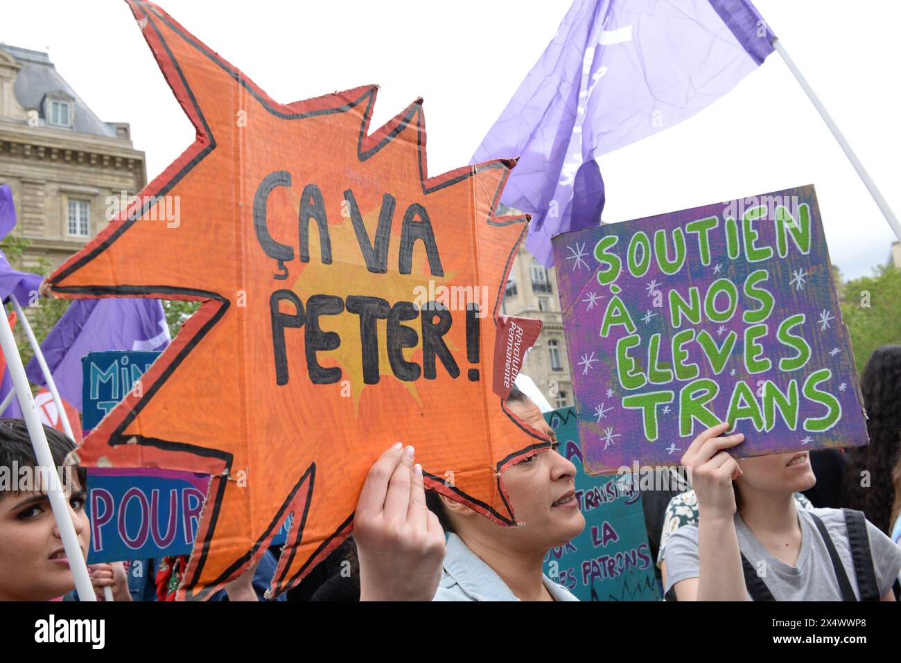 Beaucoup de Monde contre la transphobie et le projet de loi des républicains sont venus Protester dans la bonne humeur Place de la république à Paris Stockfoto