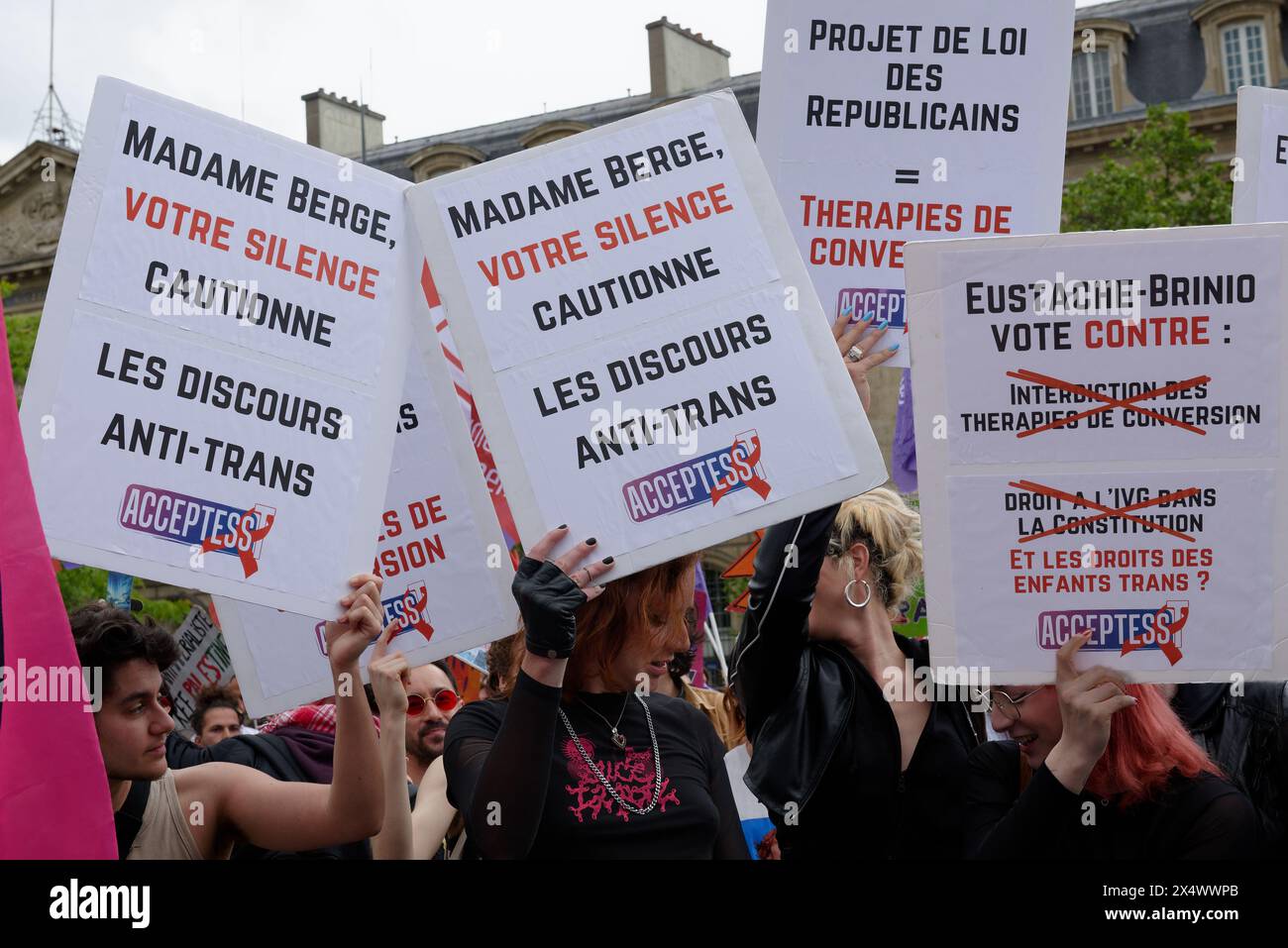 Beaucoup de Monde contre la transphobie et le projet de loi des républicains sont venus Protester dans la bonne humeur Place de la république à Paris Stockfoto