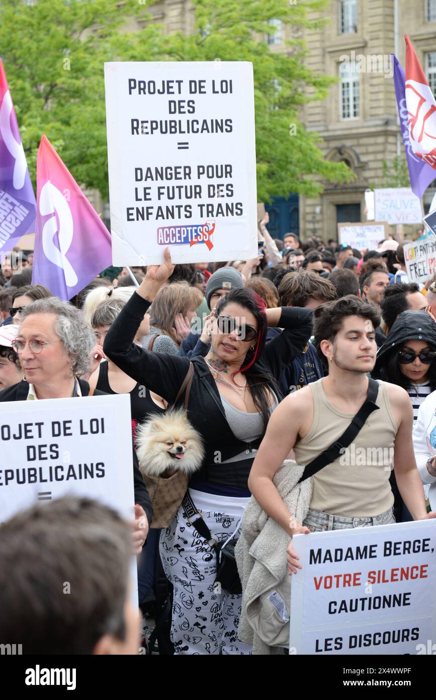 Beaucoup de Monde contre la transphobie et le projet de loi des républicains sont venus Protester dans la bonne humeur Place de la république à Paris Stockfoto