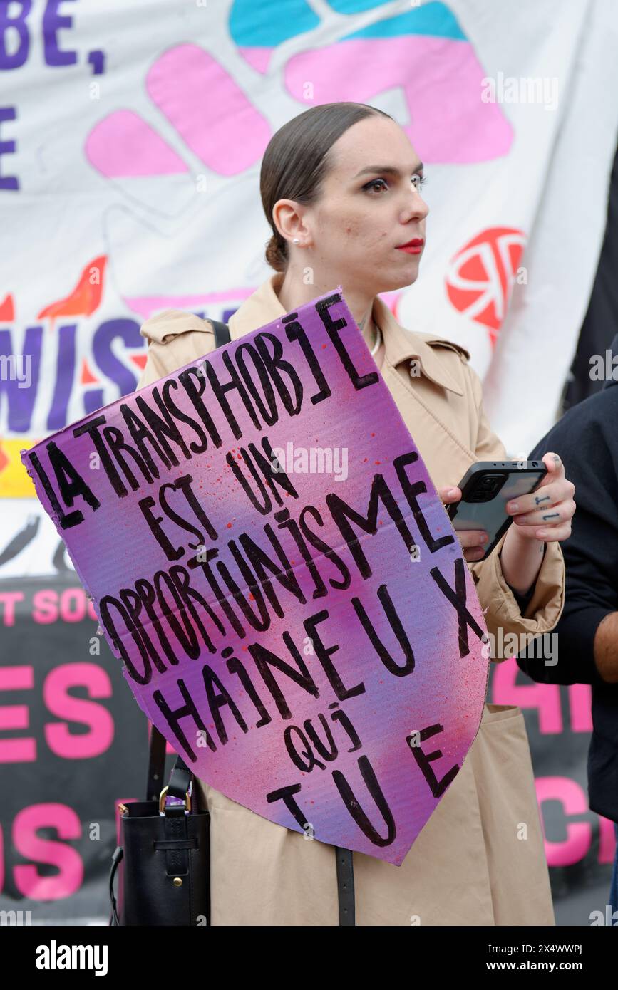 Beaucoup de Monde contre la transphobie et le projet de loi des républicains sont venus Protester dans la bonne humeur Place de la république à Paris Stockfoto
