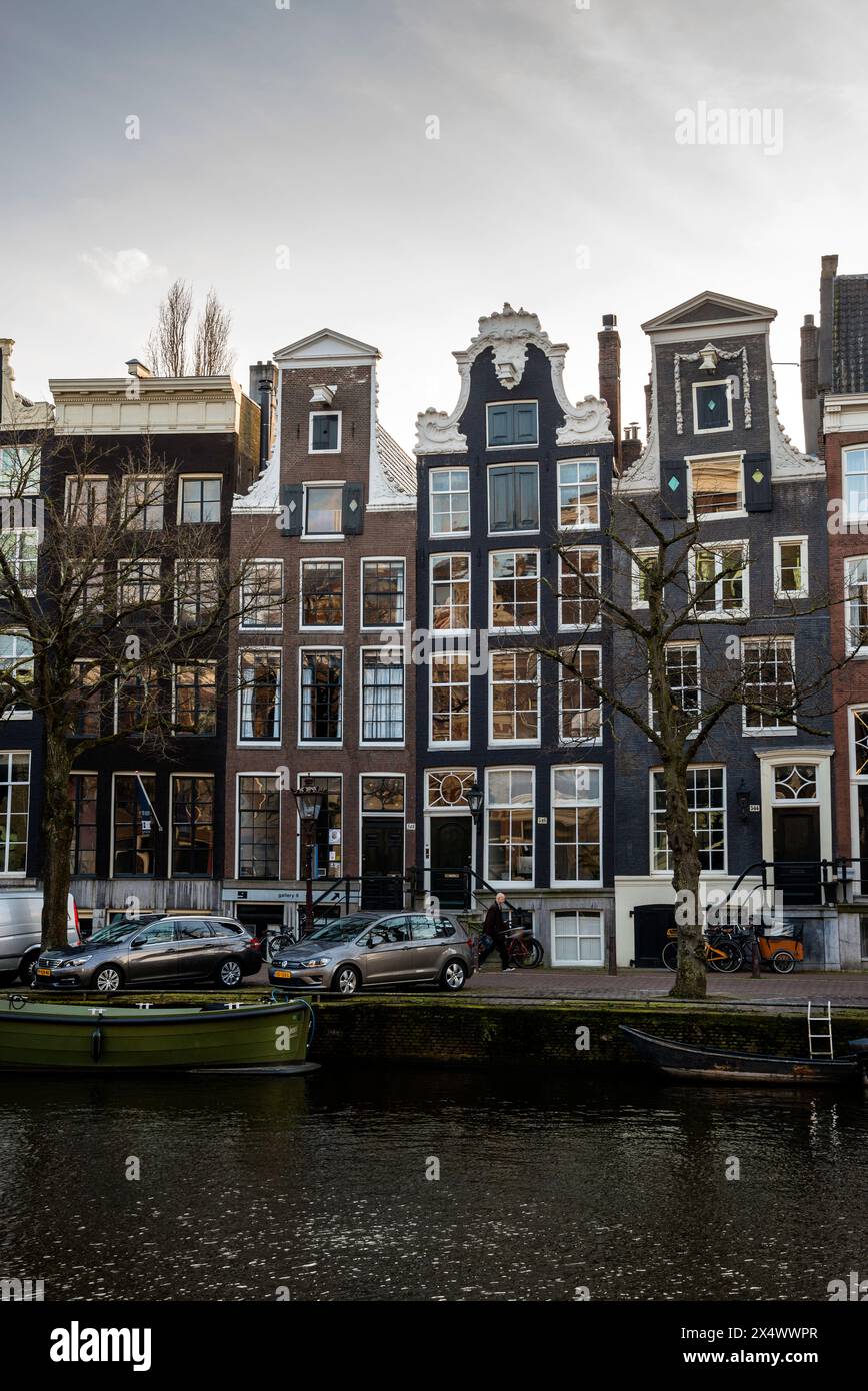 Giebelhäuser am Kanal in Amsterdam, Niederlande Stockfoto