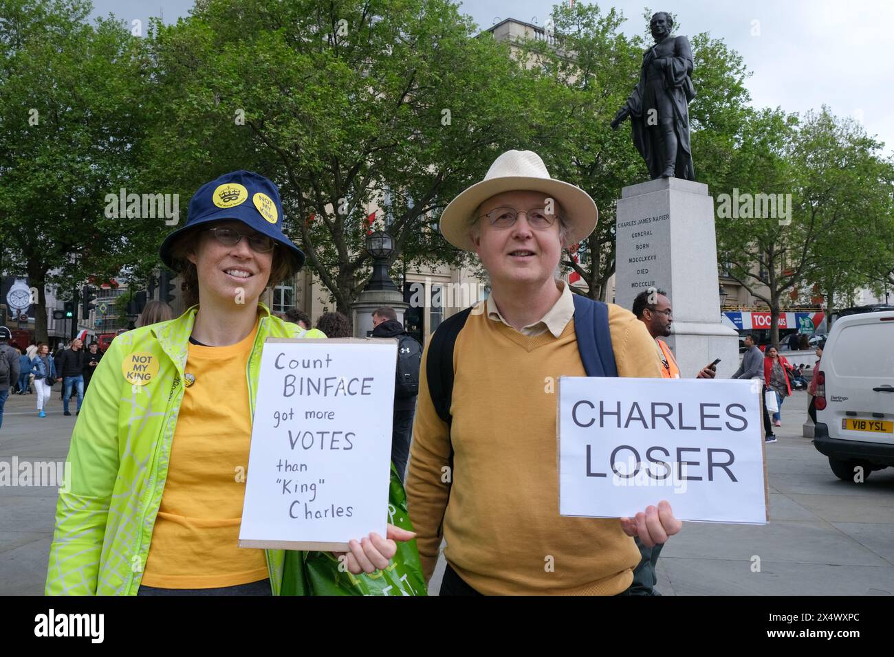 London, UK, 5. Mai 2024. Aktivisten der Druckgruppe Republik wandelten mit einem riesigen Modell eines Tyrannasorus rex namens Chuck the Rex auf dem Trafalgar Square, nachdem eine frühere Kundgebung nach einem gewählten Staatsoberhaupt und der Abschaffung der britischen Monarchie aufgerufen hatte. Die Gruppe vermutet, dass der kronen tragende Dinosaurier aus einem anderen Alter stammt und in der modernen Gesellschaft nicht kompatibel ist. Morgen feiert König Karl III. Den ersten Jahrestag der Krönung mit der Gruppe, die den 5. Mai zum "Tag der Republik" ernennt. Quelle: Eleventh Photography/Alamy Live News Stockfoto