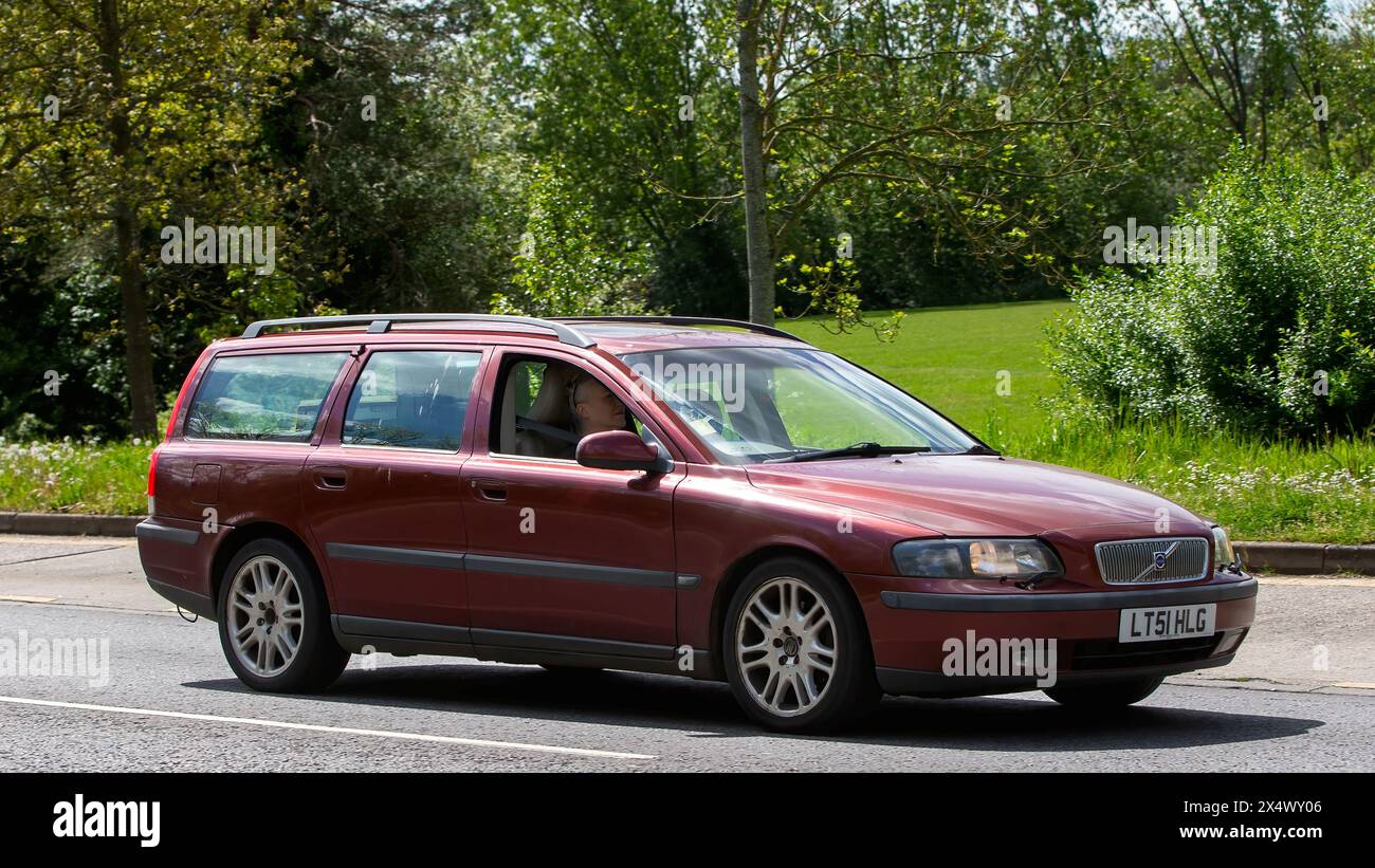 Milton Keynes, UK - 5. Mai 2024: 2001 roter Volvo V70 Kombi fährt auf einer britischen Straße Stockfoto