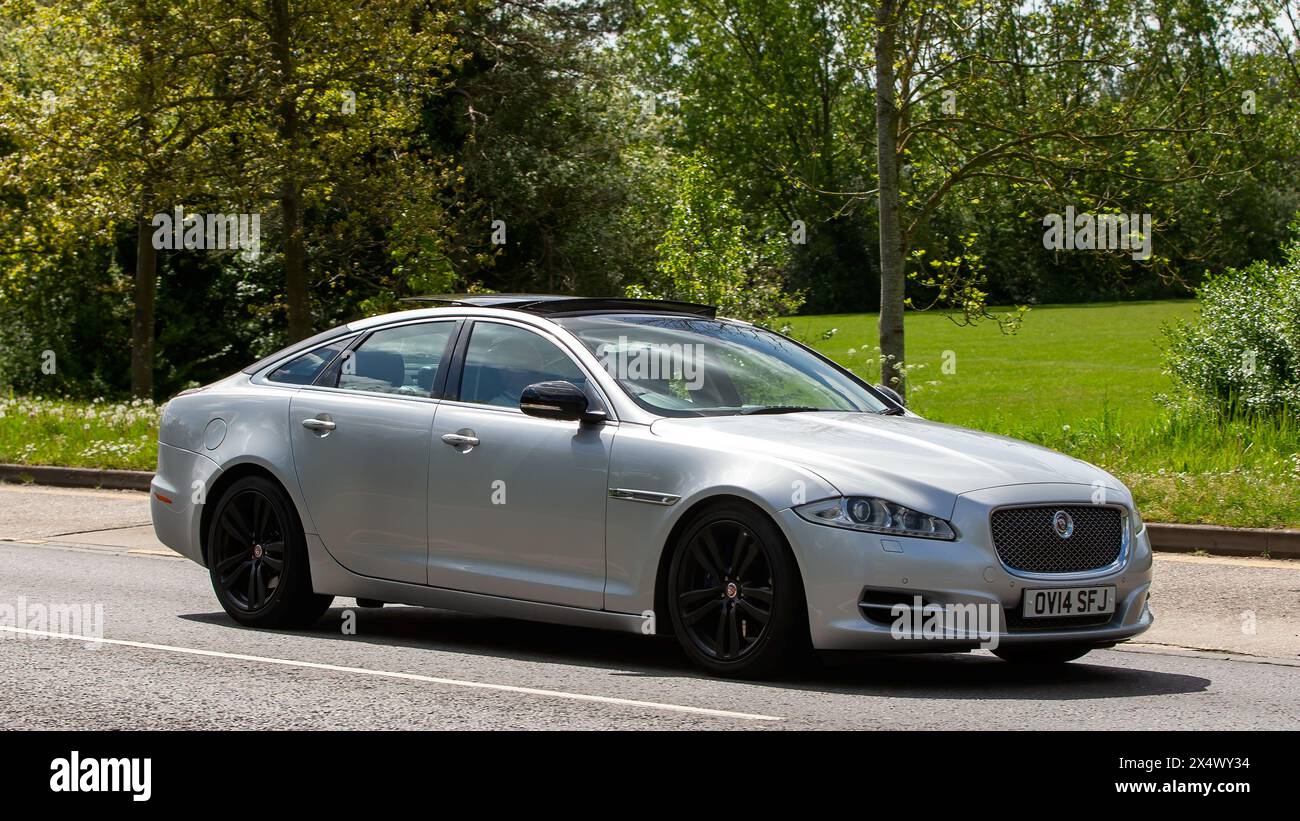 Milton Keynes, Großbritannien – 5. Mai 2024: 2014 silberne Jaguar XJ V6-Fahrzeuge fahren auf einer britischen Straße Stockfoto
