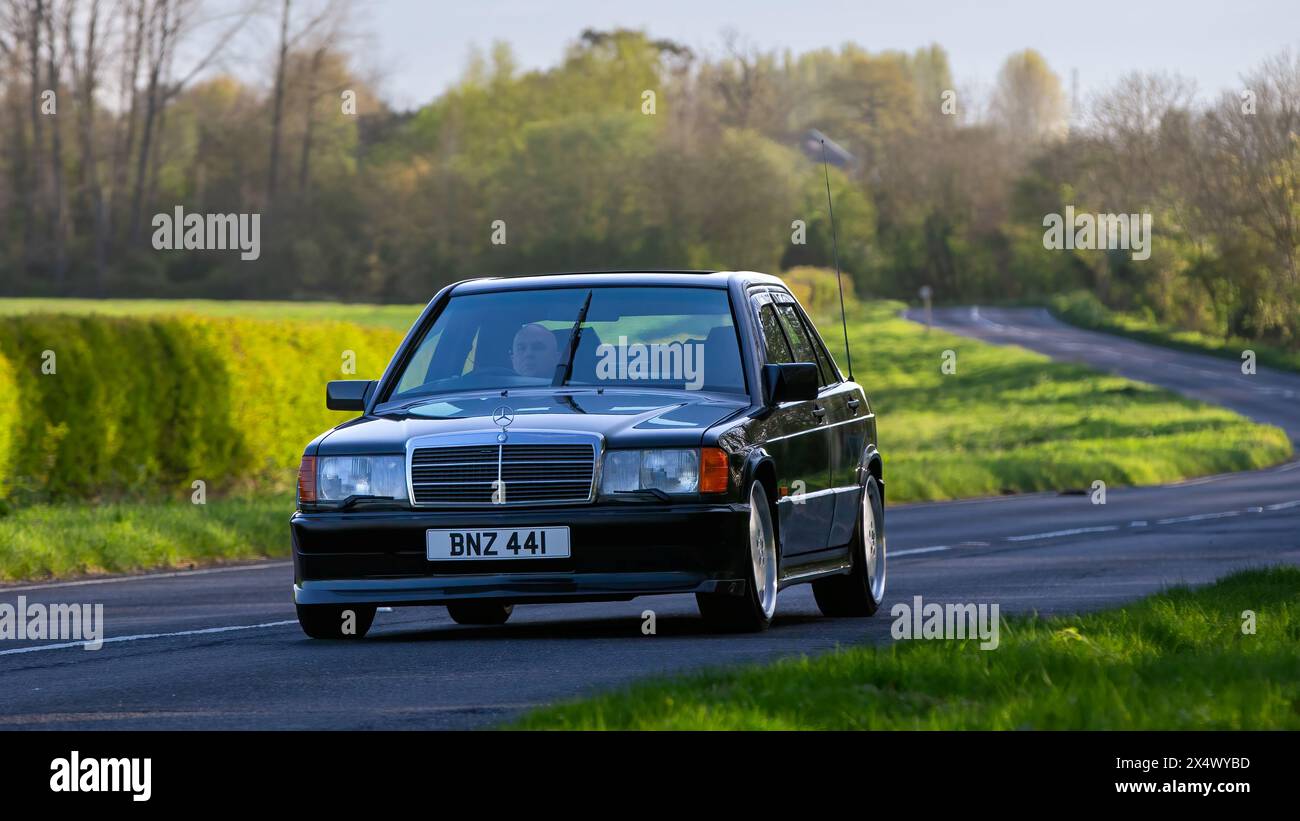 Bicester, UK - 21. April 2024: 1990 Mercedes Benz 190 e Oldtimer auf einer britischen Straße Stockfoto