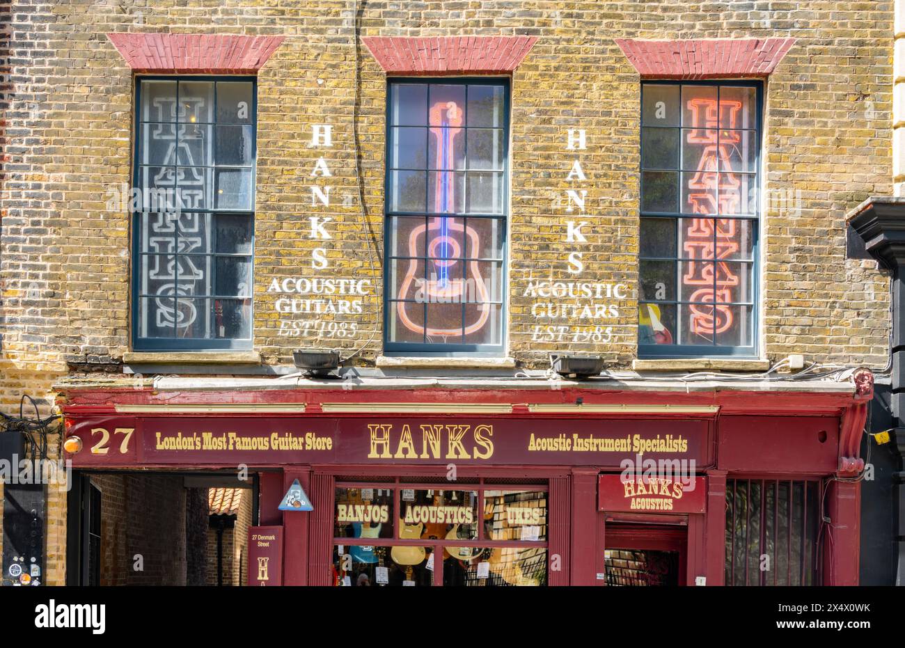 London, Großbritannien - 29. April 2024: Hank's Guitar Shop - Spezialisten für neue, gebrauchte, Vintage und seltene Gitarren, Bässe und Verstärker Stockfoto