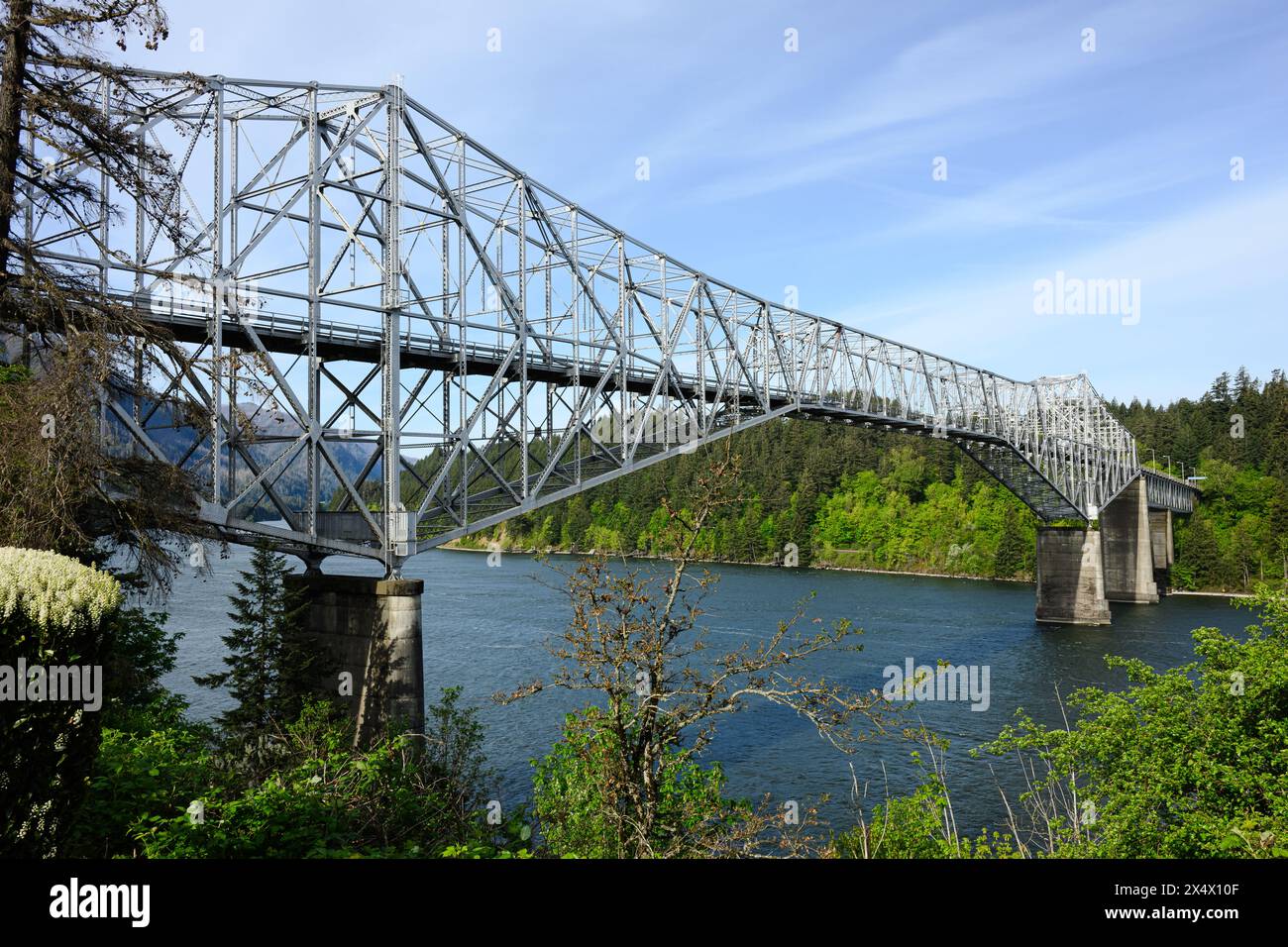 Cascade Locks, OR, USA – 23. April 2024; Bridge of the Gods Mautbrücke über den Columbia River zwischen Oregon und Washingon Stockfoto