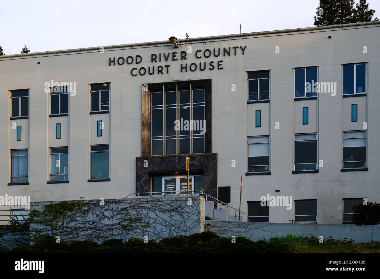 Hood River, OR, USA – 22. April 2024; Fassade mit dem Namen des Hood River County Court House in Oregon Stockfoto