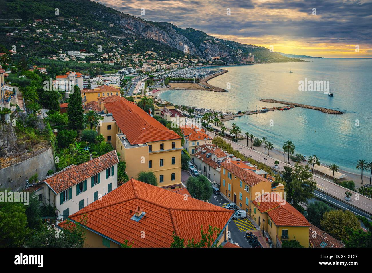 Fantastische Aussicht aus der Luft mit wunderschönen Gebäuden am Meer an der riviera, Menton, Provence Alpes Cote d Azur, Frankreich, Europa Stockfoto