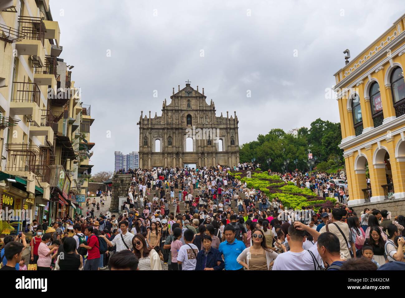 Macao - 12. April 2024: Ruinen der St. Paul's Church beliebte Touristenattraktion in Macau. Stockfoto