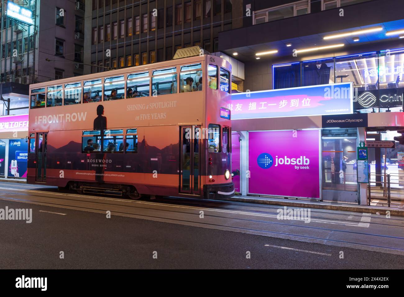 Hongkong - April 2024: Hong Kong Tramways ist ein öffentlicher Nahverkehr. Hong Kong Ding Ding mit klassischem und einzigartigem Stil der Doppelstockbahn. Stockfoto