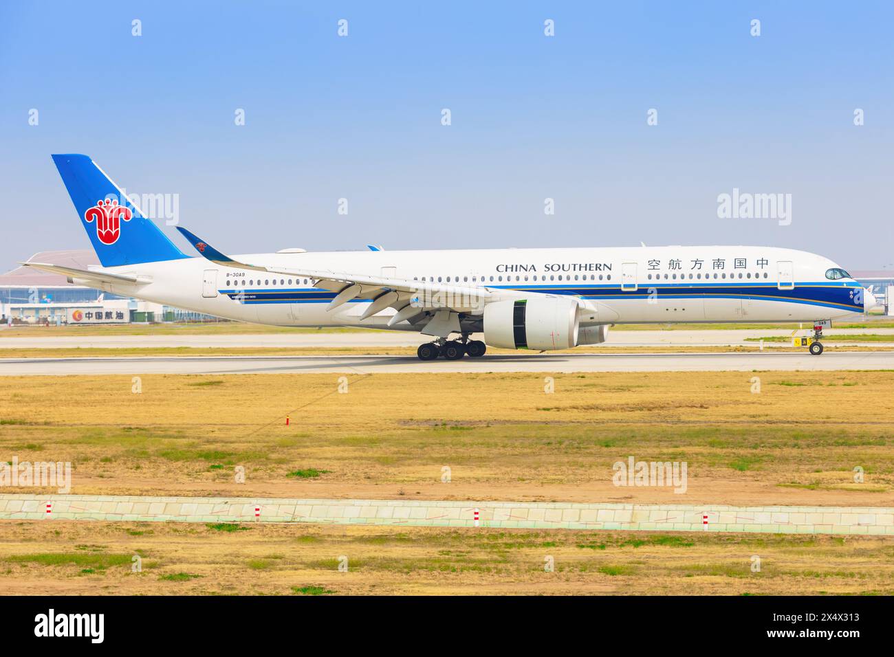 China Southern A 350 Flugzeuge am Flughafen Peking in China im April 2024 Stockfoto