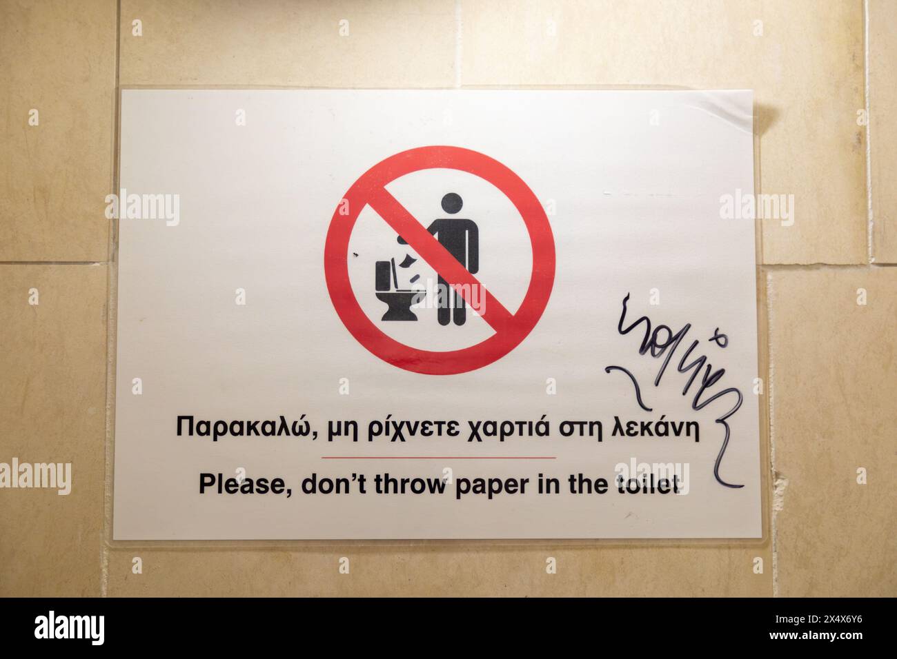 Werfen Sie kein Papier in das Toilettenzeichen, Athen, Griechenland. Stockfoto