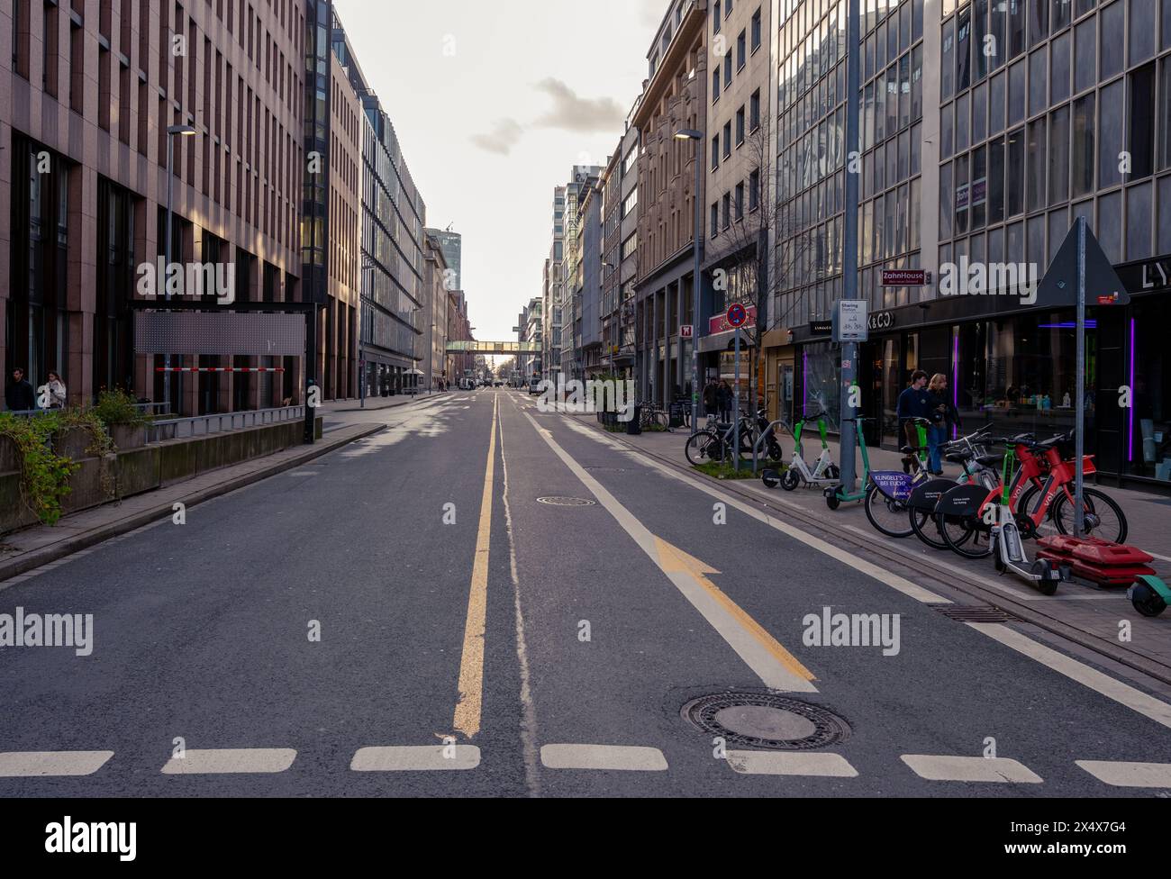 Düsseldorf, NRW, Deutschland, 01.21.2024: Blick auf eine leere Straße in Düsseldorf. Deutsche Städte: Düsseldorf. Stockfoto