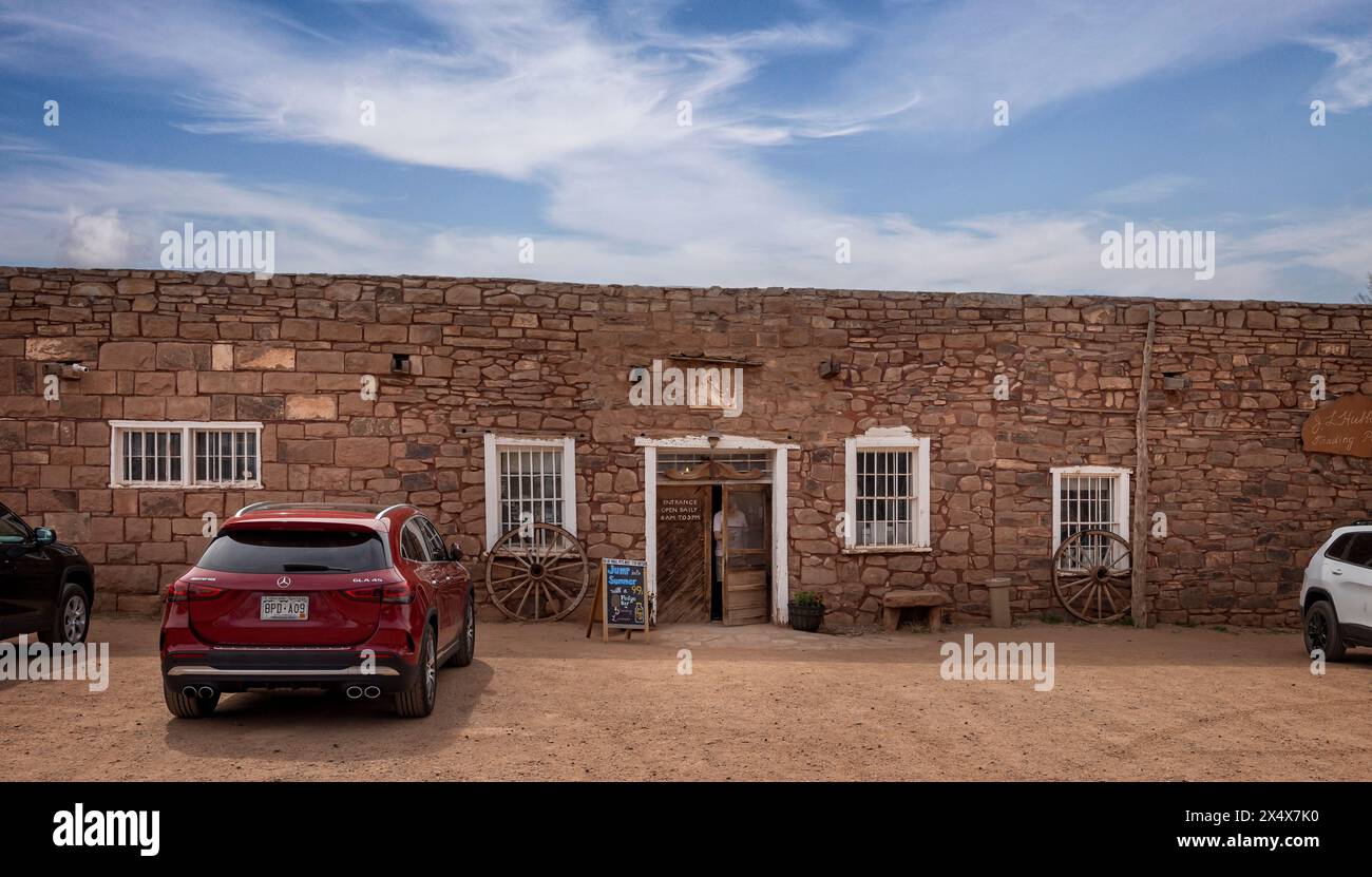 Eintritt zur historischen Stätte Hubbell Trading Post National in Arizona, USA am 18. April 2024 Stockfoto