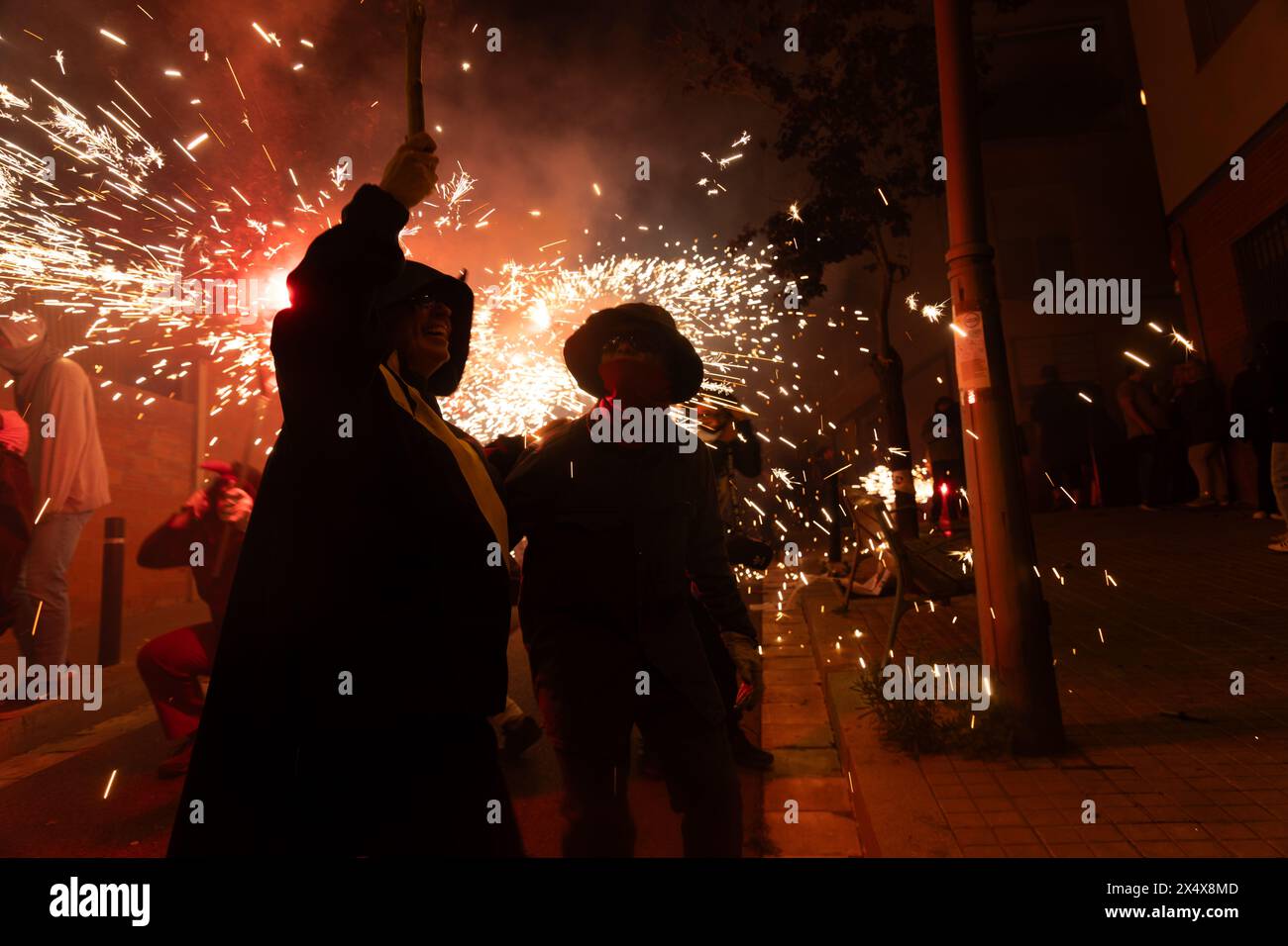 Die Correfocs-Parade (Feuerläufer). Während dieser fröhlichen Veranstaltungen gehen die Leute unter ihnen, tanzen durch den Rhythmus der Trommler in der Nähe. Stockfoto