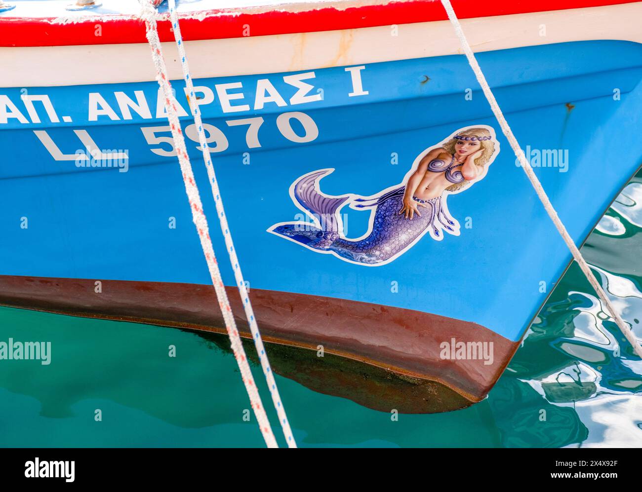 Meerjungfrauen-Kunstwerk auf einem kleinen Fischereischiff, Limassol Old Port, Limassol, Zypern. Stockfoto