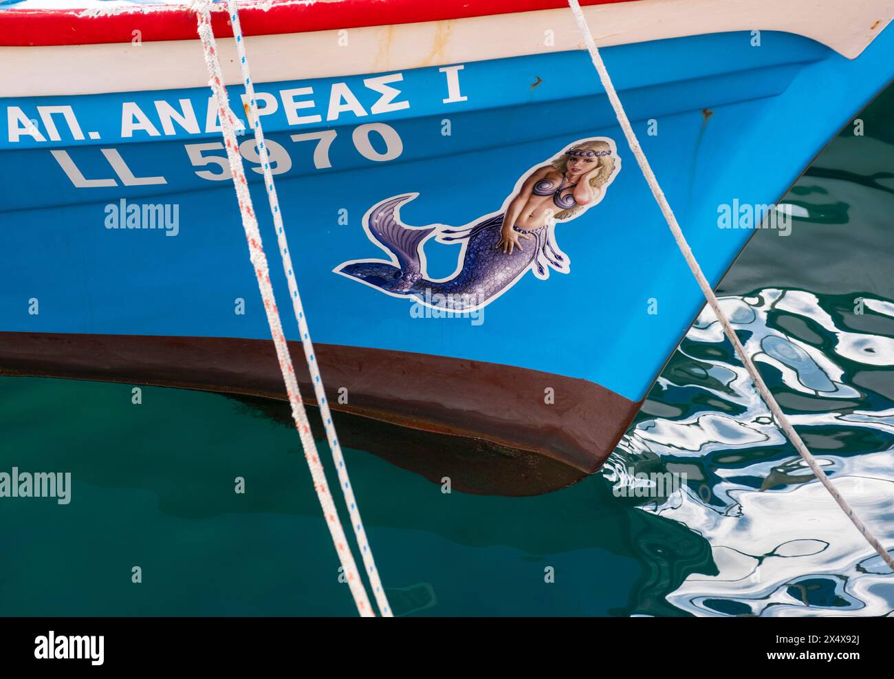 Meerjungfrauen-Kunstwerk auf einem kleinen Fischereischiff, Limassol Old Port, Limassol, Zypern. Stockfoto