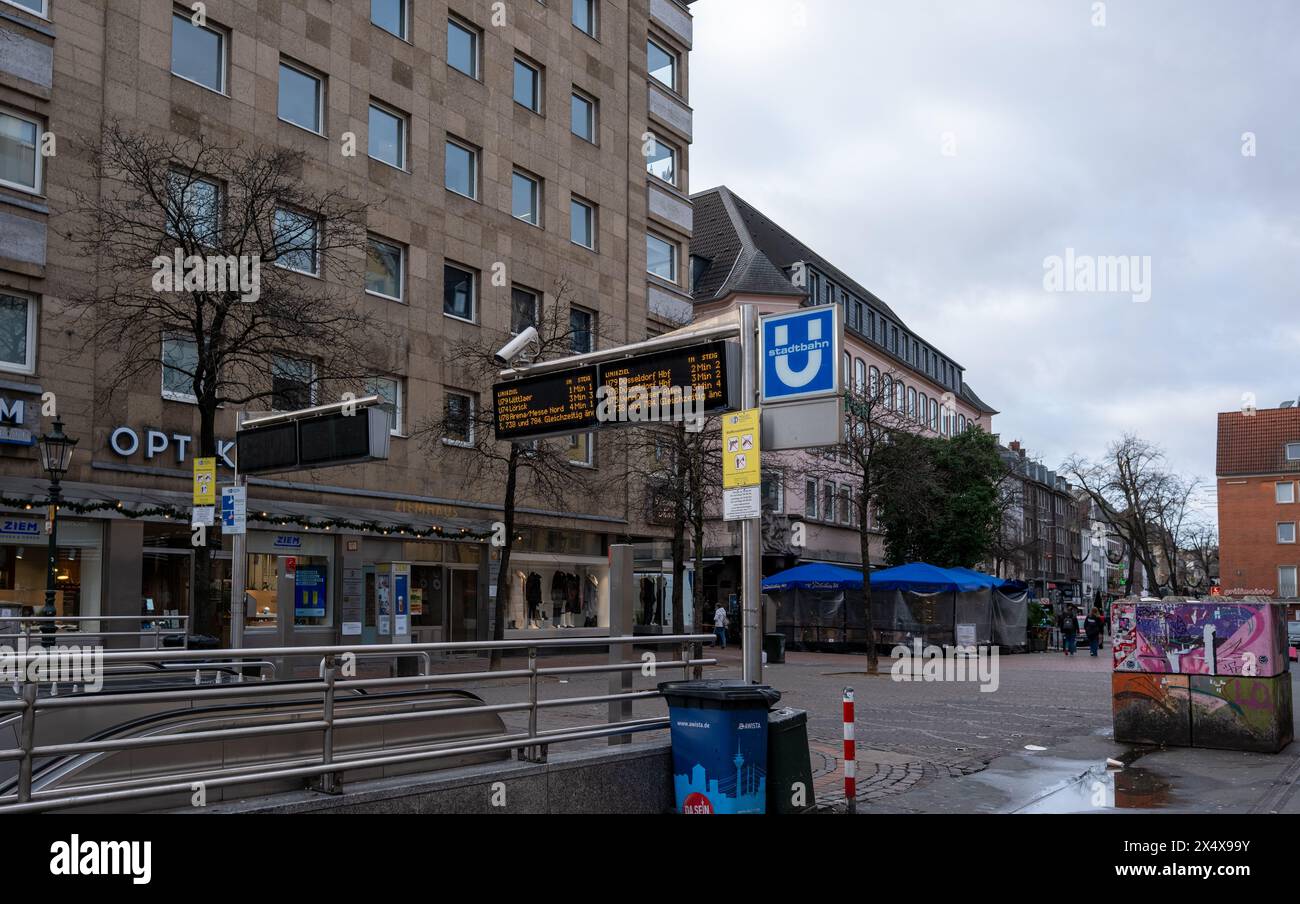 Düsseldorf, NRW, Deutschland, 01.05.2024: U-Bahn-Schild vor der U-Bahn-Station in Düsseldorf. U-bahn-Stationen, öffentliche Verkehrsmittel in Deutschland Stockfoto