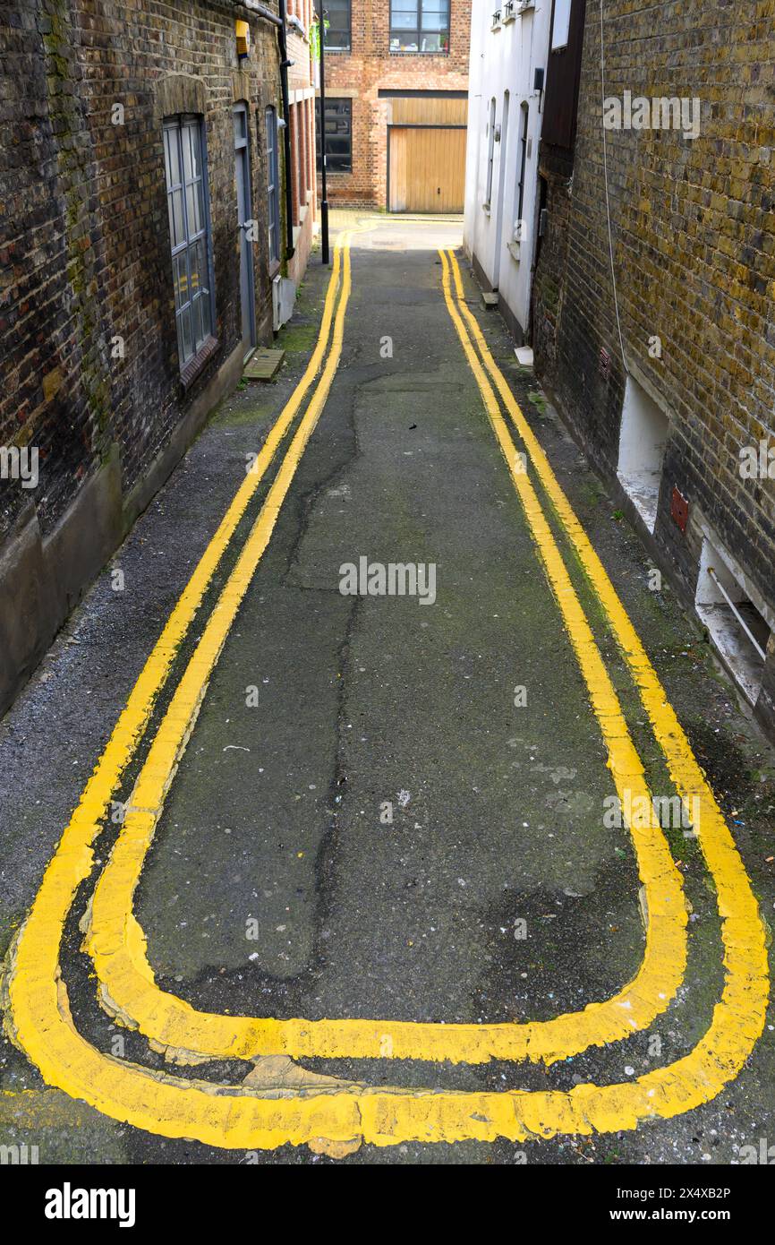 Narrow Road Unlogisch, Unpraktisch, Verrückt & Lustig, Doppelte Gelbe Linien Straßenmarkierungen, Elliotts Place Islington London Stockfoto