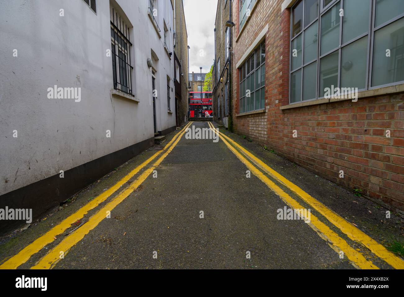 Narrow Road Unlogisch, Unpraktisch, Verrückt & Lustig, Doppelte Gelbe Linien Straßenmarkierungen, Elliotts Place Islington London Stockfoto