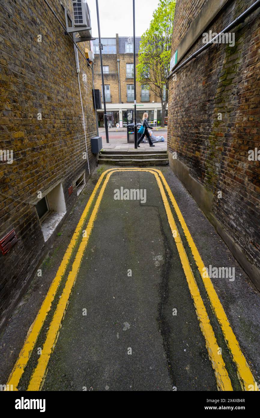 Narrow Road Unlogisch, Unpraktisch, Verrückt & Lustig, Doppelte Gelbe Linien Straßenmarkierungen, Elliotts Place Islington London Stockfoto