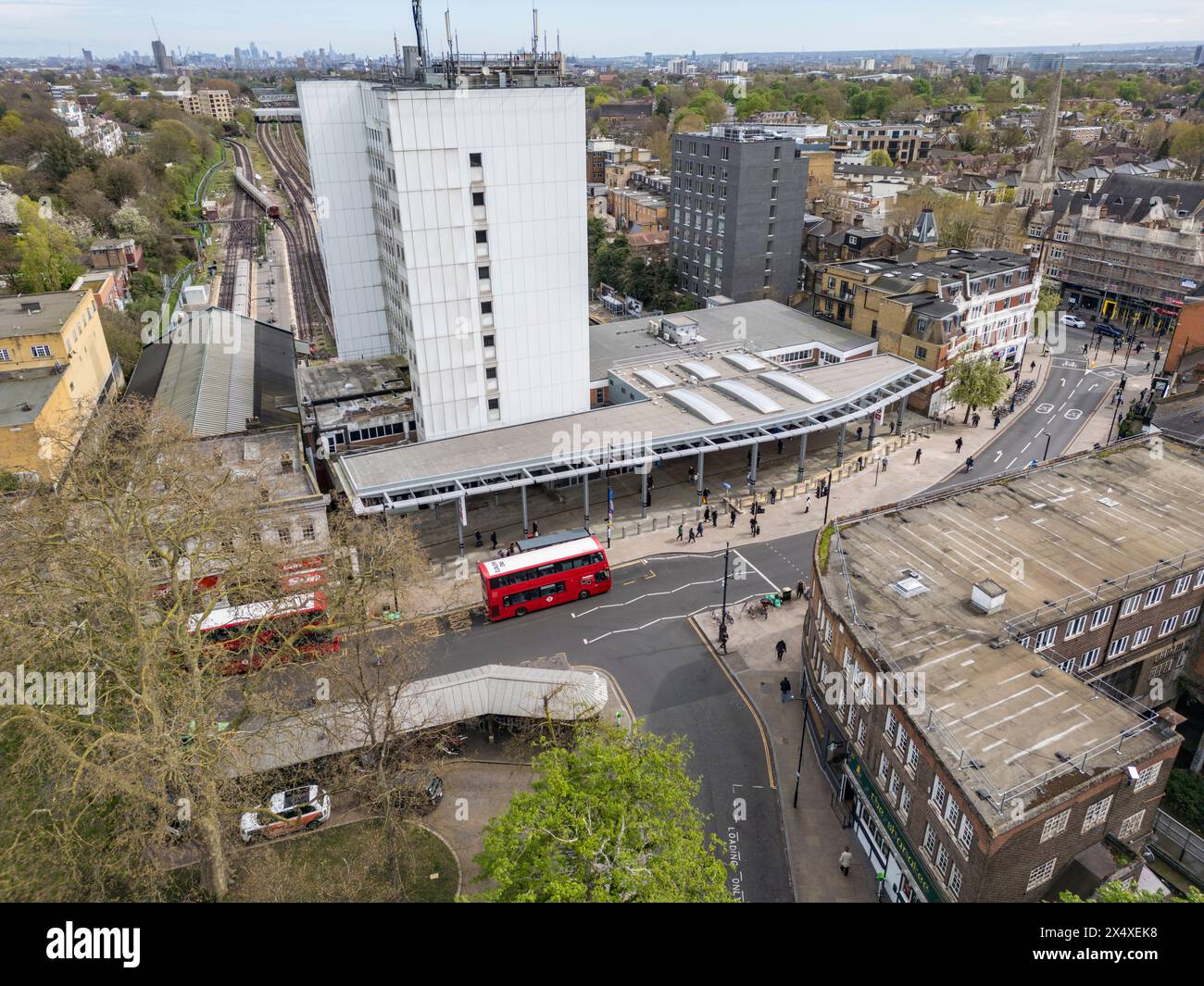 Aus der Vogelperspektive des Haupteingangs zum Bahnhof Ealing Broadway, Ealing, London, Großbritannien. Stockfoto