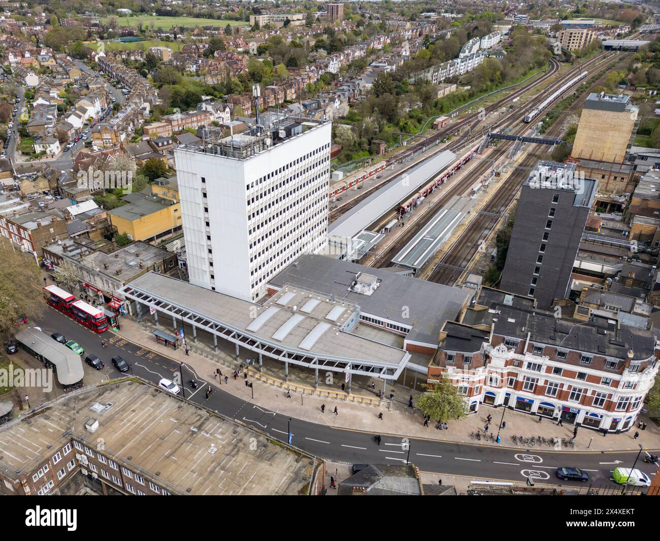Aus der Vogelperspektive des Haupteingangs zum Bahnhof Ealing Broadway, Ealing, London, Großbritannien. Stockfoto