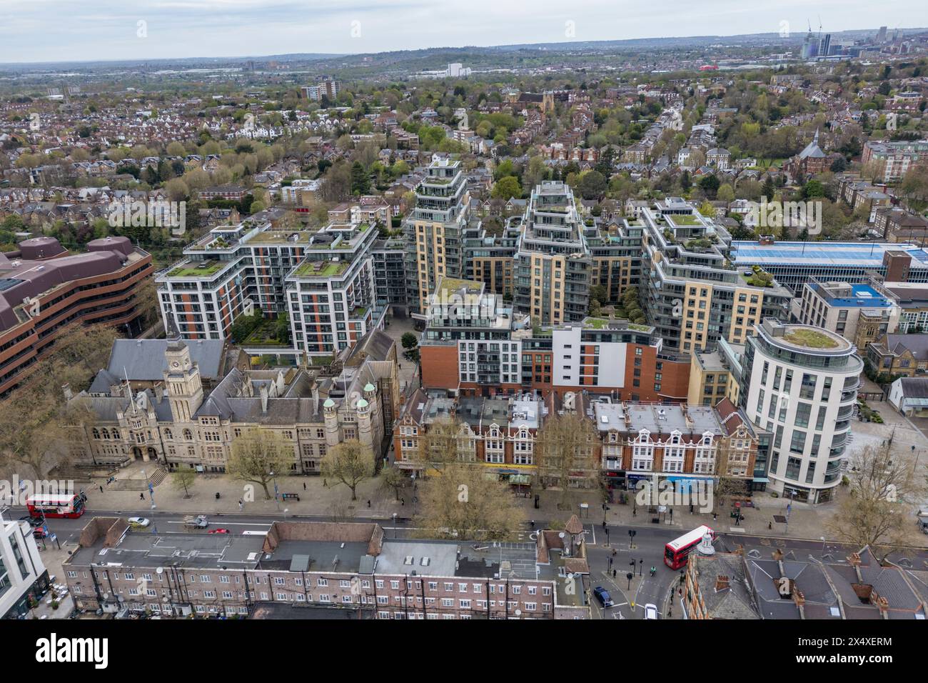 Luftaufnahme von Dickens Yard und New Broadway, Ealing, London, Großbritannien. Stockfoto