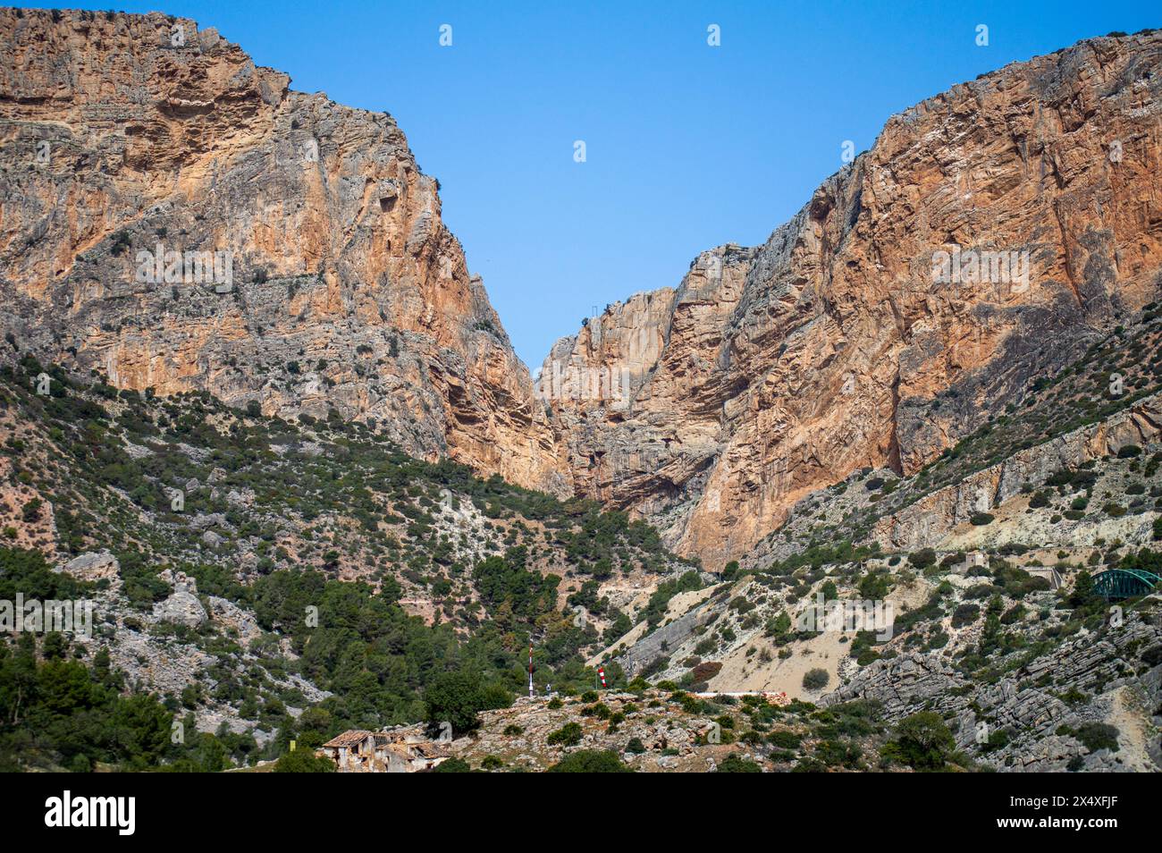 Caminito del Ray, der Pfad des Königs. Der Fußweg ist entlang der steilen Wände einer engen Schlucht in El Chorro, Malaga, Spanien Stockfoto