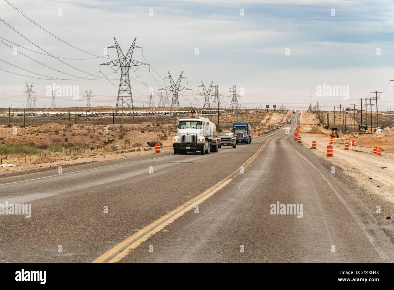 Midland, TX, USA-31. März 2024: Lkw fahren durch das Fracking-Gebiet des Permian Basin. Stockfoto