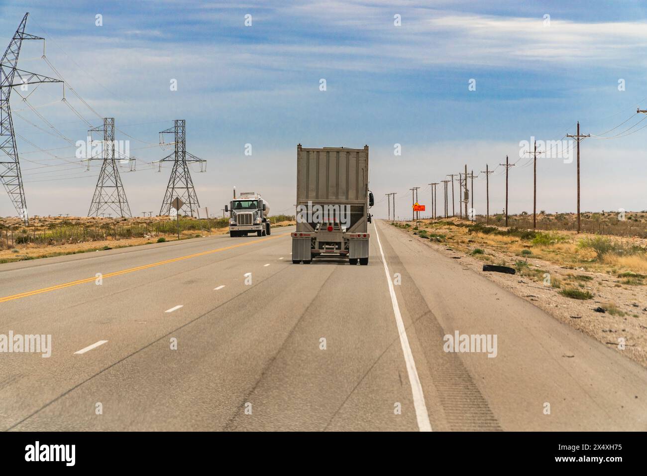 Midland, TX, USA-31. März 2024: Lkw fahren durch das Fracking-Gebiet des Permian Basin. Stockfoto