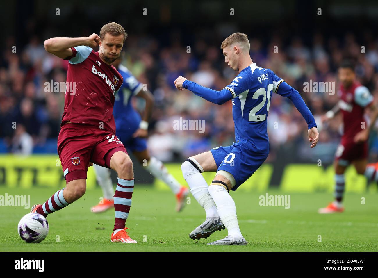 Chelsea, London, Großbritannien. 5. Mai 2024; Stamford Bridge, Chelsea, London, England: Premier League Football, Chelsea gegen West Ham United; Cole Palmer aus Chelsea herausgefordert von Tomas Soucek von West Ham United Credit: Action Plus Sports Images/Alamy Live News Stockfoto