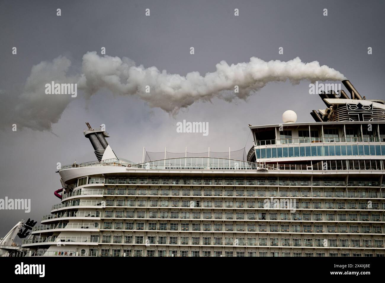 Der Trichter des Kreuzfahrtschiffs Oasis of the Seas (Royal Caribbean International) vergiftet Rauch im Hafen von Barcelona. Schwefeloxid- und Stickoxidemissionen Stockfoto
