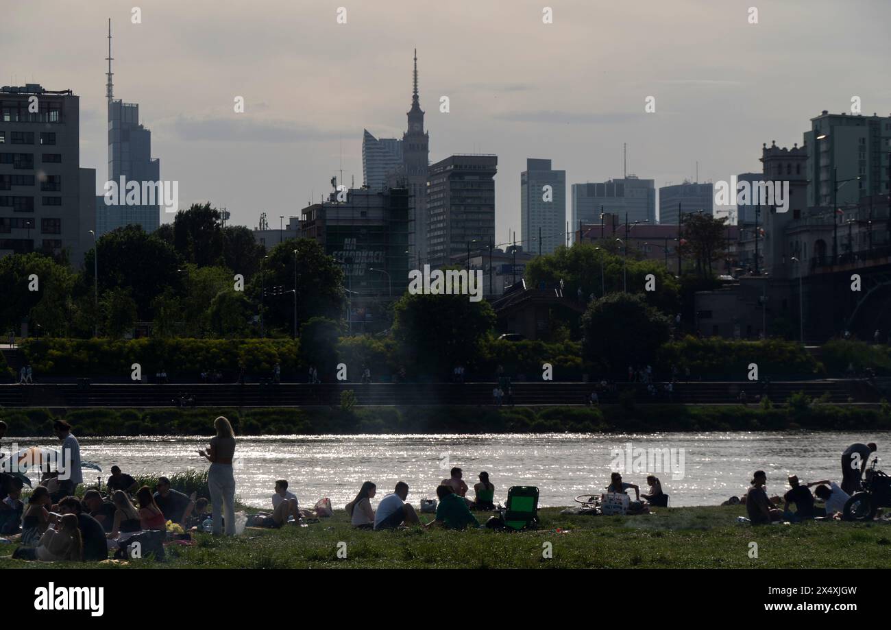 Warschau, Polen. Mai 2024. Junge Menschen werden am 5. Mai 2024 am Ufer der Weichsel, einem Natura-2000-Gebiet in Warschau, Polen, beim Grillen und Entspannen beobachtet. Polen und Osteuropa haben zu Beginn der Frühjahrssaison außergewöhnlich warmes Wetter erlebt, wobei die Temperaturen in verschiedenen Teilen der Region auf fast 30 °C anstiegen. (Foto: Jaap Arriens/SIPA USA) Credit: SIPA USA/Alamy Live News Stockfoto