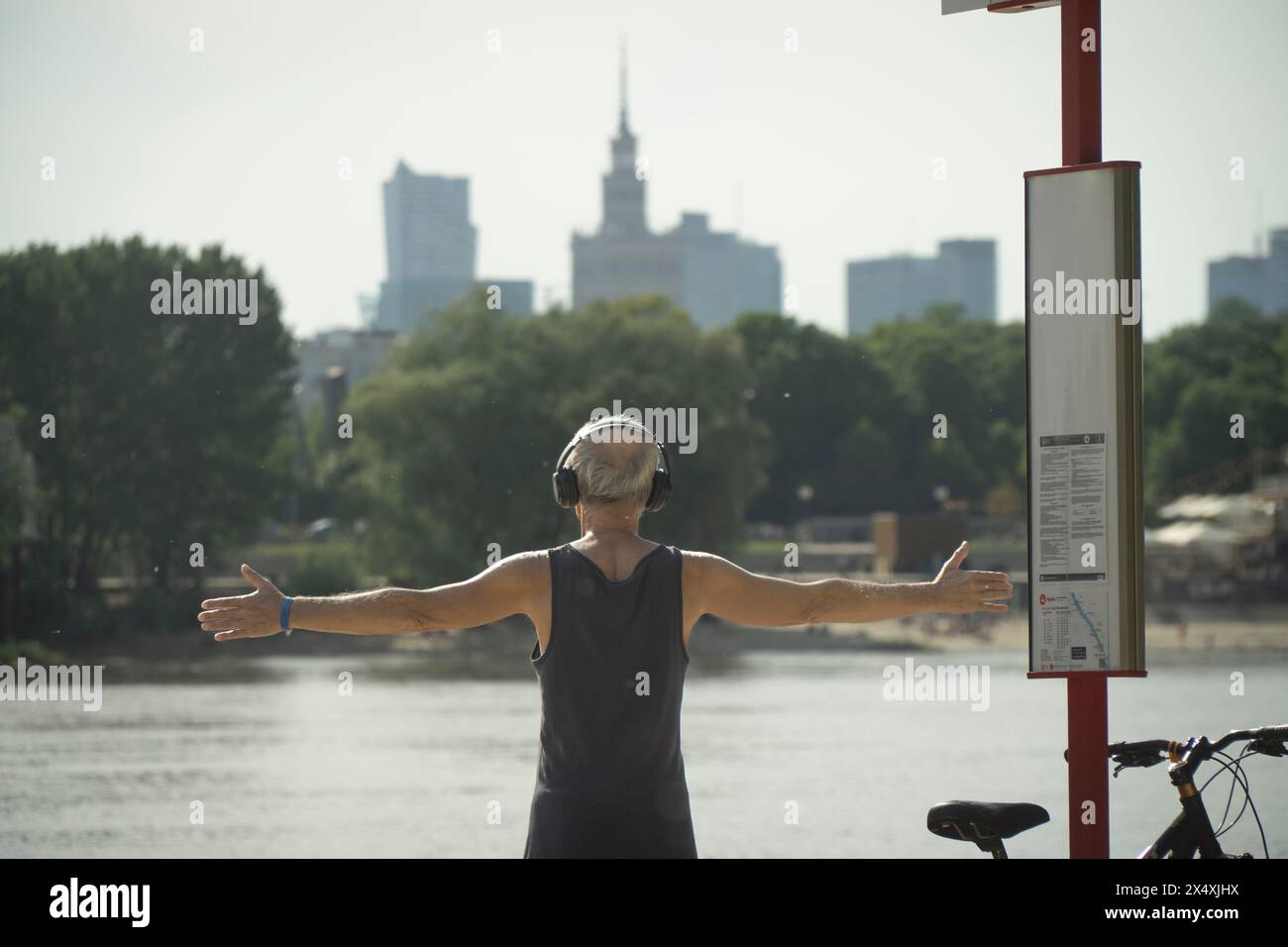 Warschau, Polen. Mai 2024. Ein älterer Mann wird am 5. Mai 2024 in Warschau, Polen, gesehen, wie Parcitcigin Yoga oder Übungen am Ufer der Weichsel in der Nähe des Flusses Warschau, durchgeführt werden. Polen und Osteuropa haben zu Beginn der Frühjahrssaison außergewöhnlich warmes Wetter erlebt, wobei die Temperaturen in verschiedenen Teilen der Region auf fast 30 °C anstiegen. (Foto: Jaap Arriens/SIPA USA) Credit: SIPA USA/Alamy Live News Stockfoto