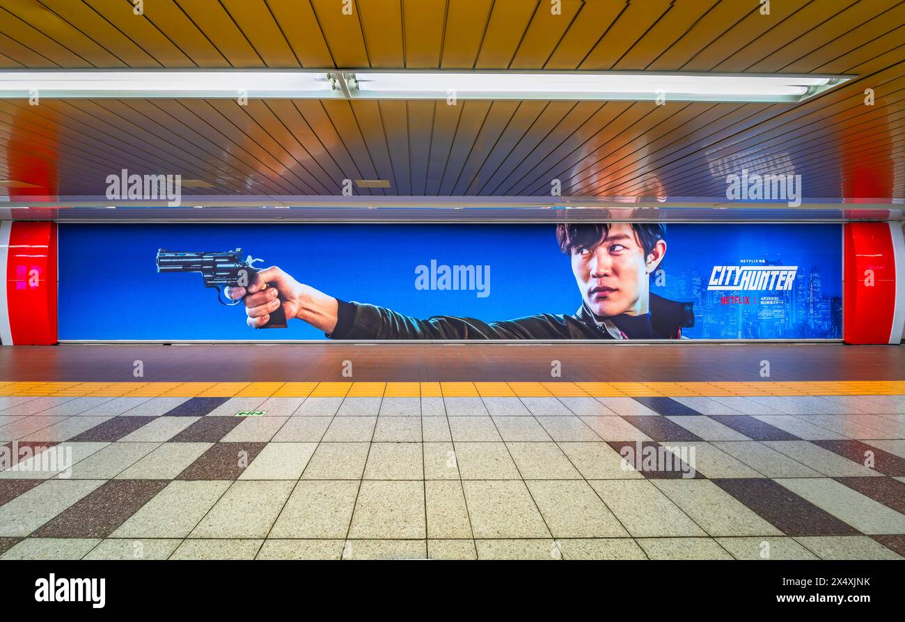 tokio, japan - 28. april 2024: Poster der U-Bahn-Station Shibuya mit dem Netflix-Film „City Hunter“ oder „Nicky Larson“ mit dem japanischen Schauspieler Ryohei Suzuk Stockfoto