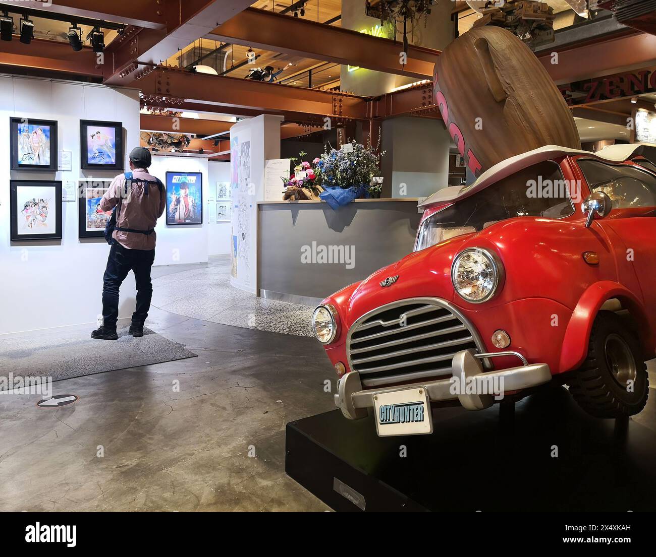 tokio, japan - 25. april 2024: Ryo Saeba aka Nicky Larsons roter Mini Cooper aus japanischem Manga und Anime City Hunter am Eingang des Zenon galler Stockfoto