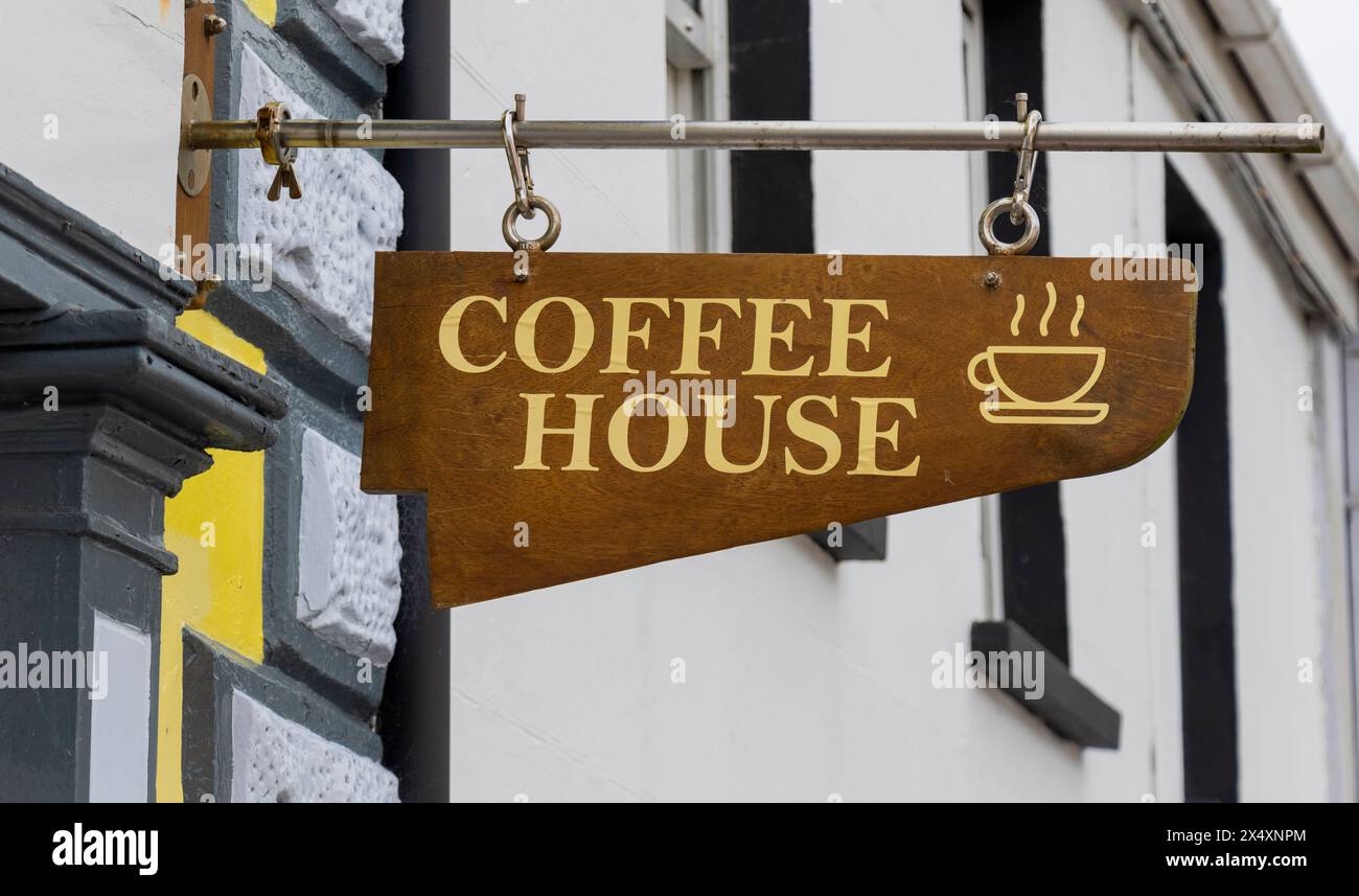 Kaffeehaus-Schild hängt an Stahlringen Stockfoto