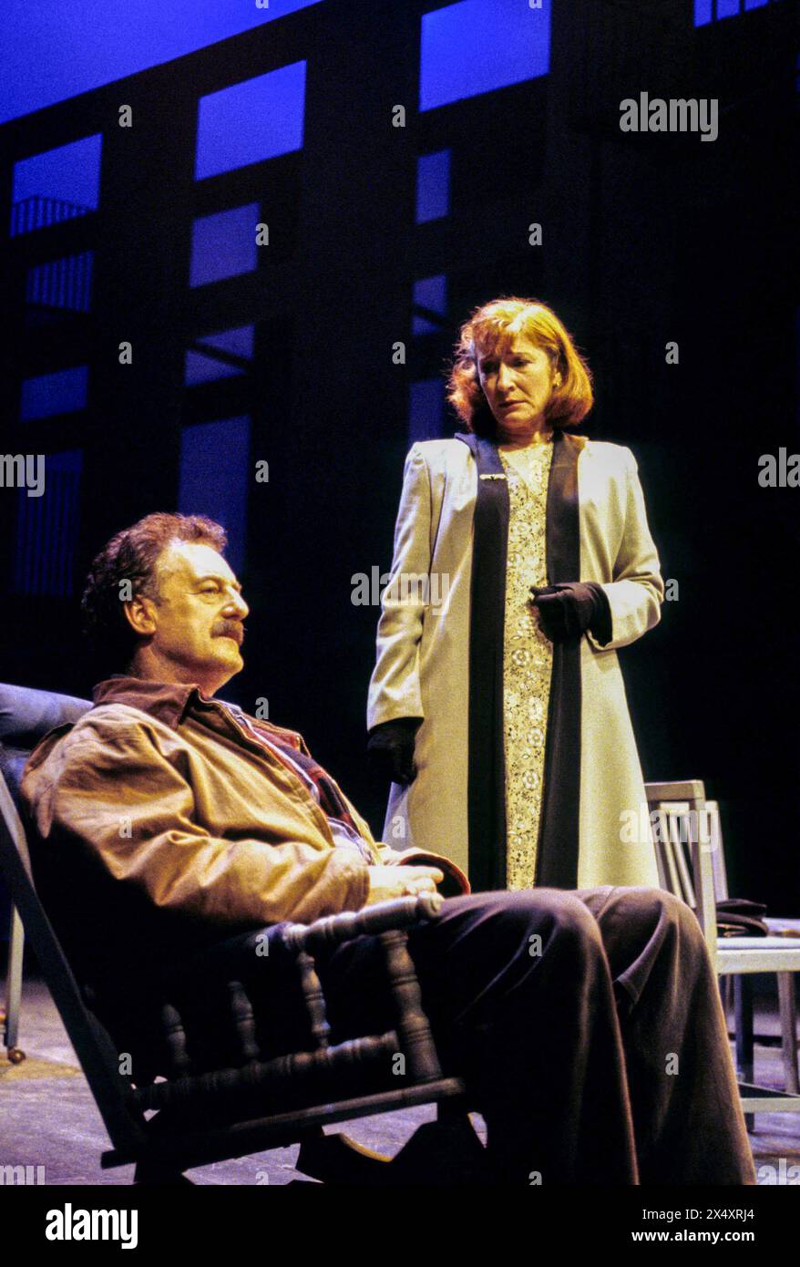 Bernard Hill (Eddie Carbone), Charlotte Cornwell (Beatrice) im BLICK VON DER BRÜCKE von Arthur Miller im Strand Theatre, London WC2 07/04/1995 Gestaltung: Shelagh Keegan Regie: David Thacker Stockfoto